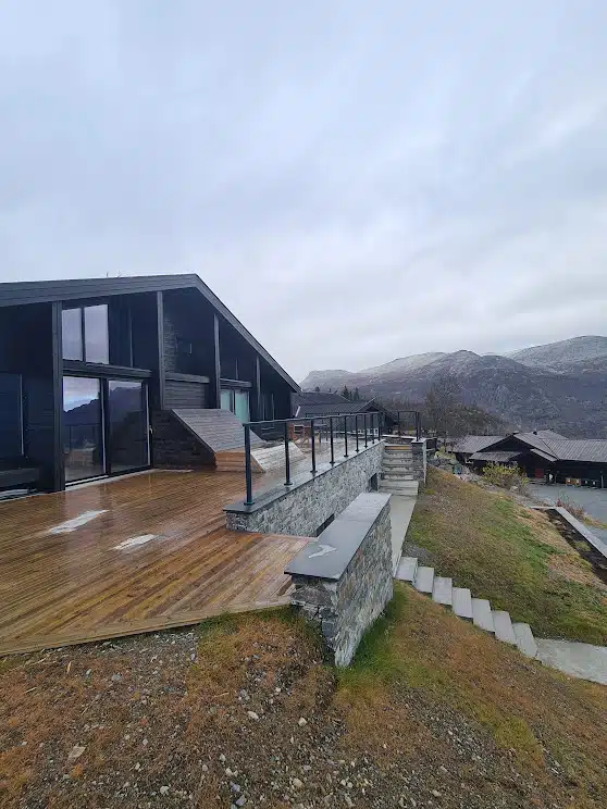 Terrasse på hus satt opp av snekker