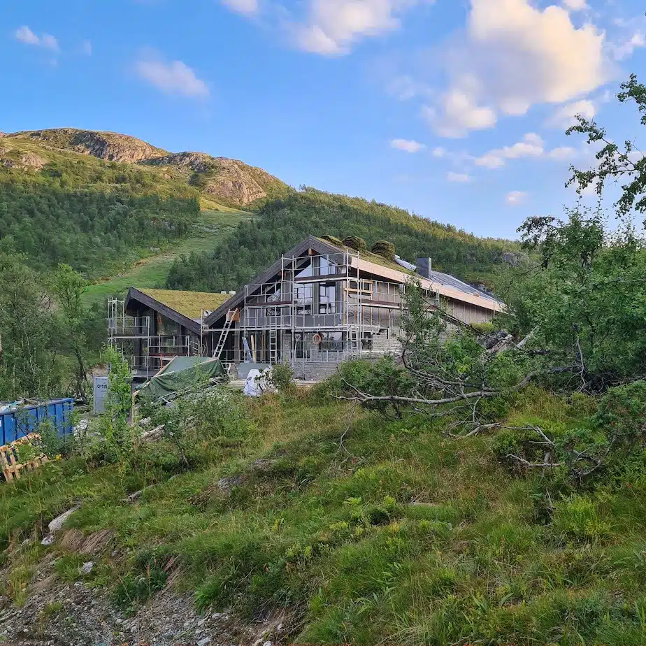 Hus i fjellandskap satt opp av byggmester